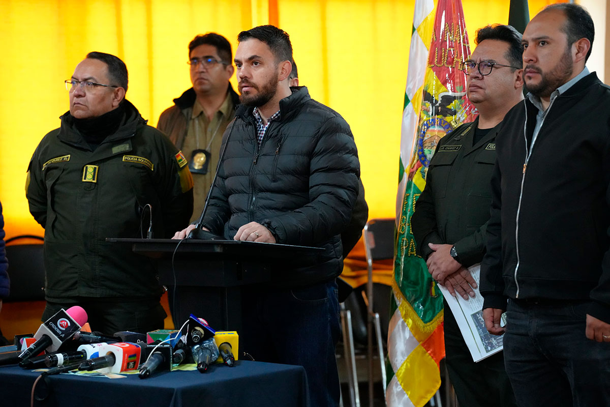 Suman 21 detenidos por la sublevación militar en plaza Murillo