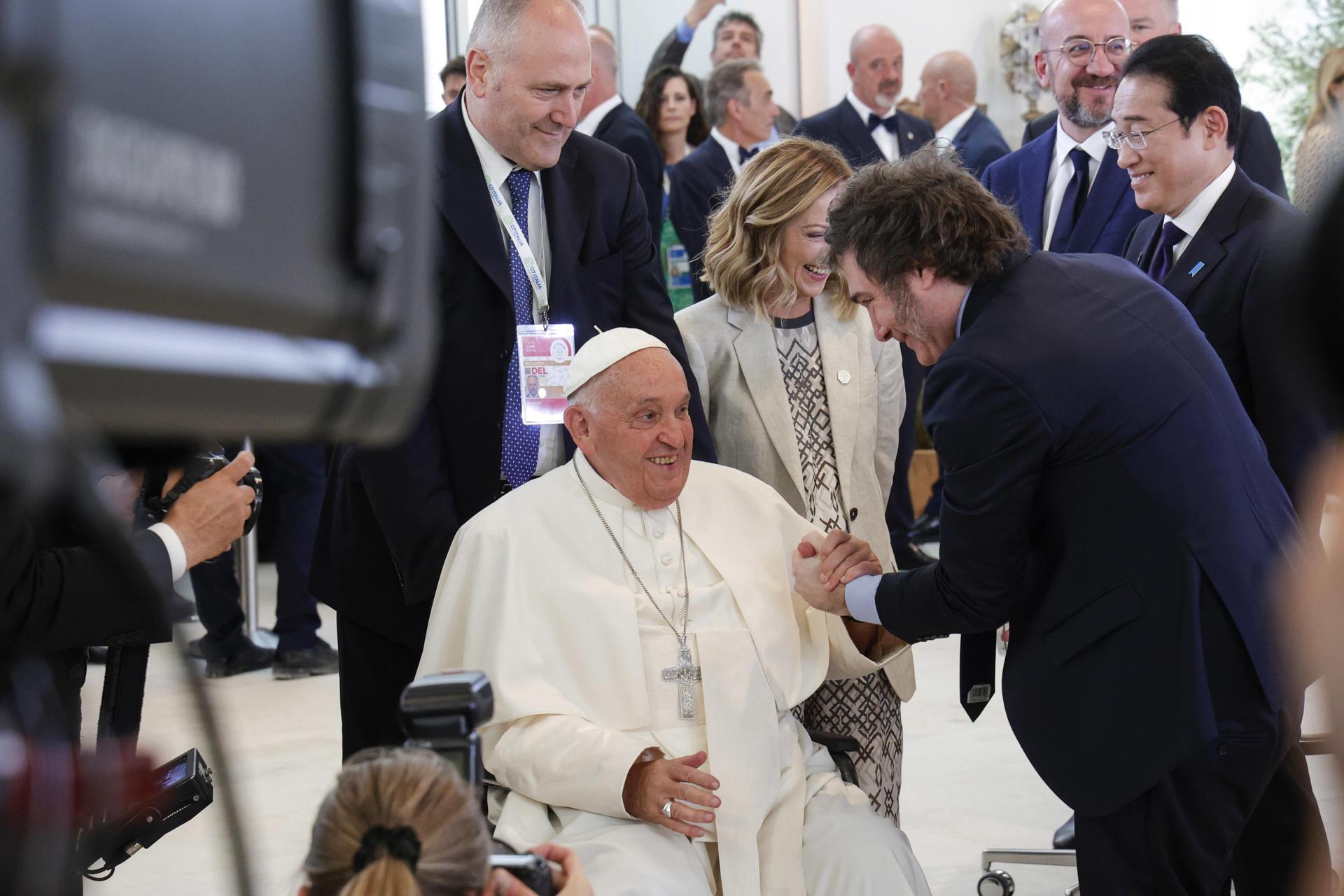 El papa Francisco y Milei se abrazan al encontrarse en la cumbre del G7 en Italia