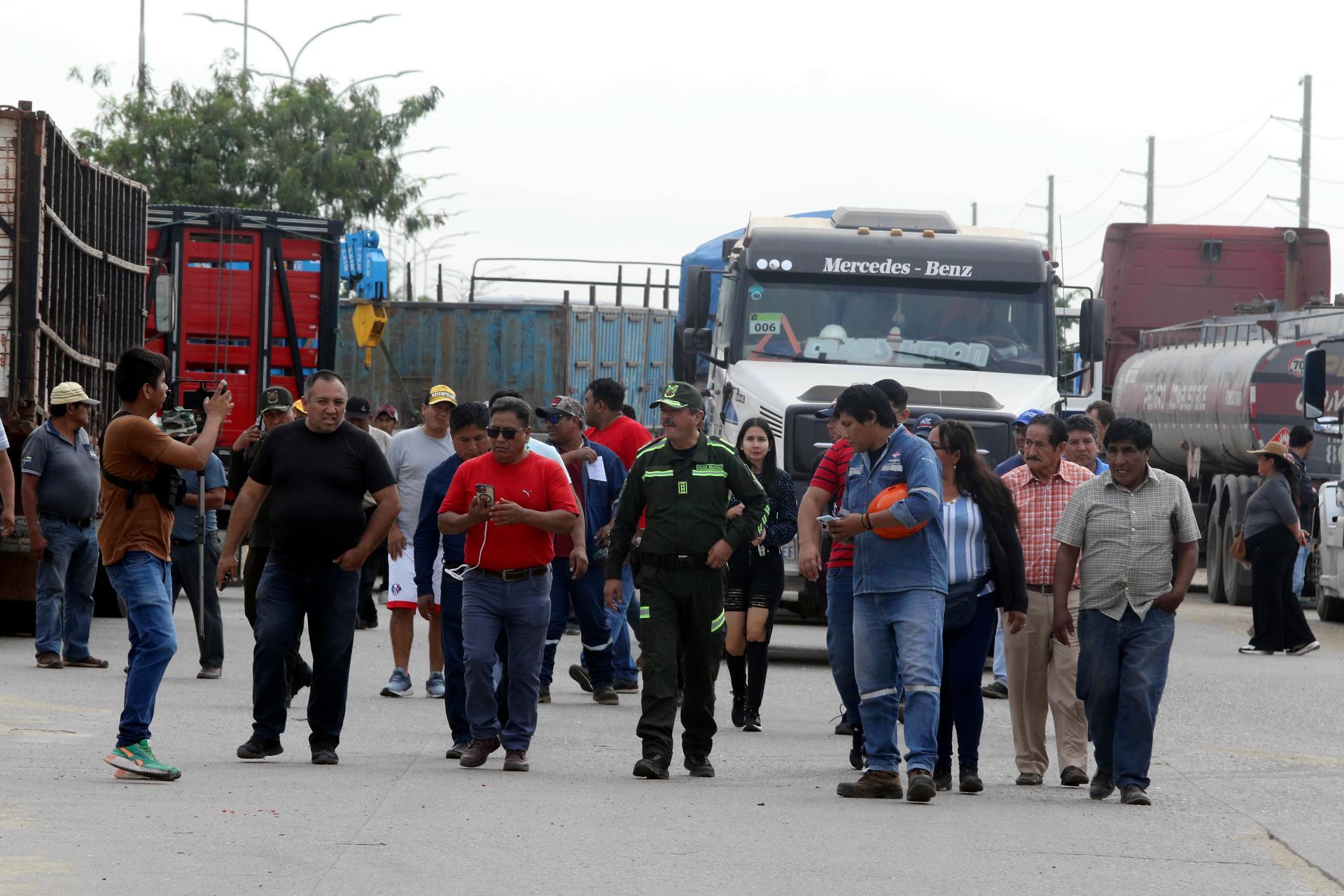 Ministro boliviano dice que bloqueos de carreteras son el inicio de un “golpe de Estado”