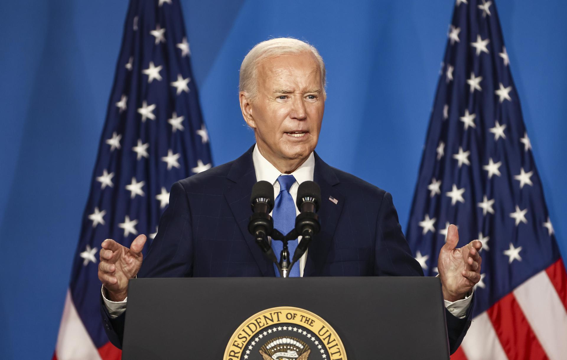 Biden condena el atentado contra Trump y se alegra de que esté “bien”