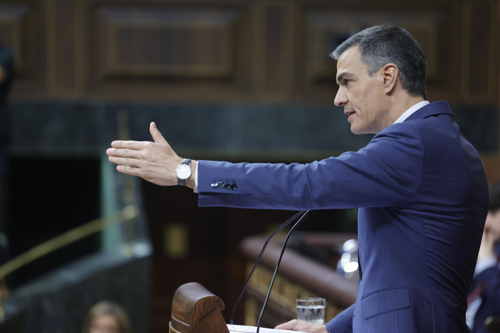 Pedro Sánchez plantea medidas de transparencia de los medios y la derecha lo acusa de censura