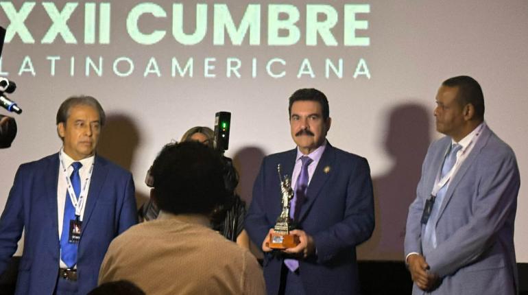 Manfred Reyes Villa recibe reconocimiento como “Alcalde del Año” en la Cumbre Latinoamericana