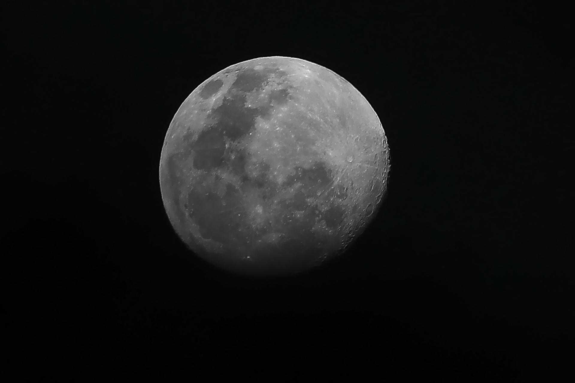 Descubren un túnel potencialmente accesible bajo la superficie de la Luna