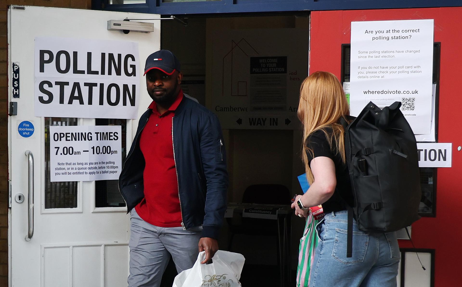 El Partido Laborista británico gana por mayoría absoluta, según el sondeo a pie de urna