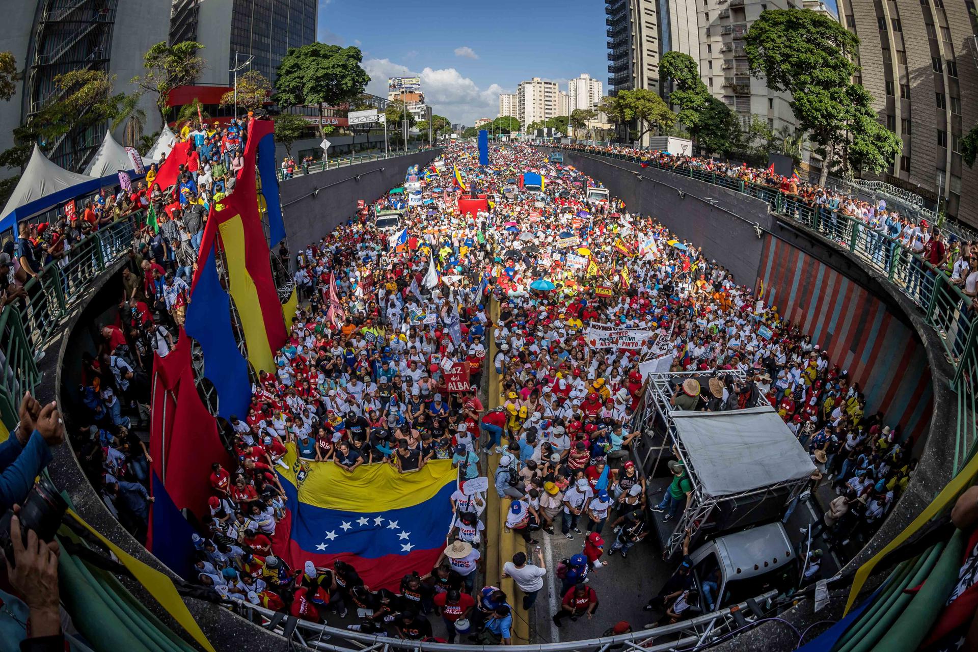 Miles de venezolanos salen a la calle para apoyar a sus candidatos en el inicio de campaña