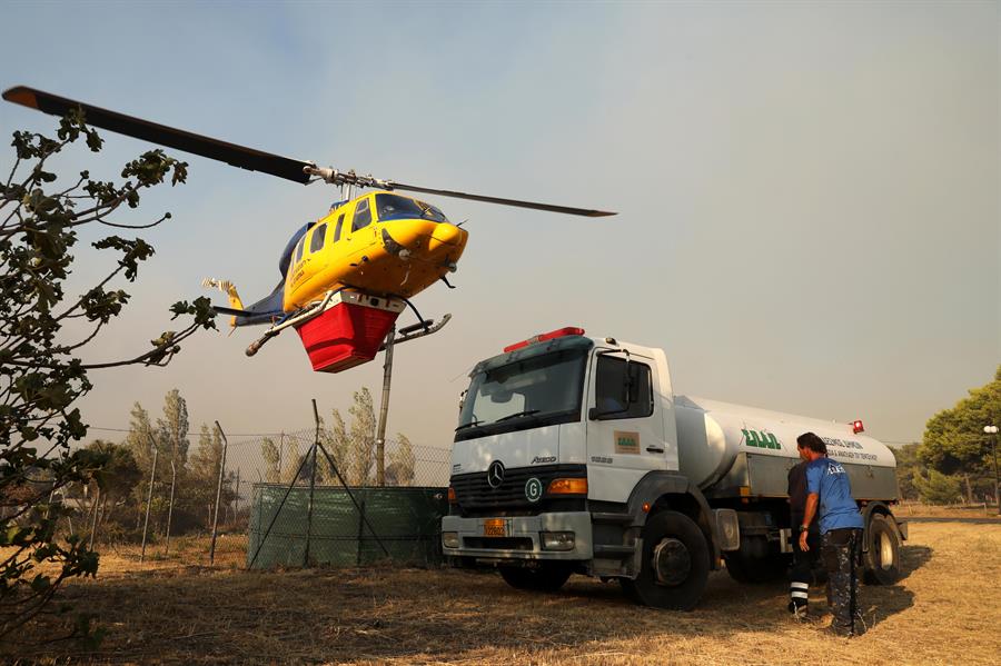 Decenas de miles de evacuados por un gran incendio que llega a las puertas de Atenas