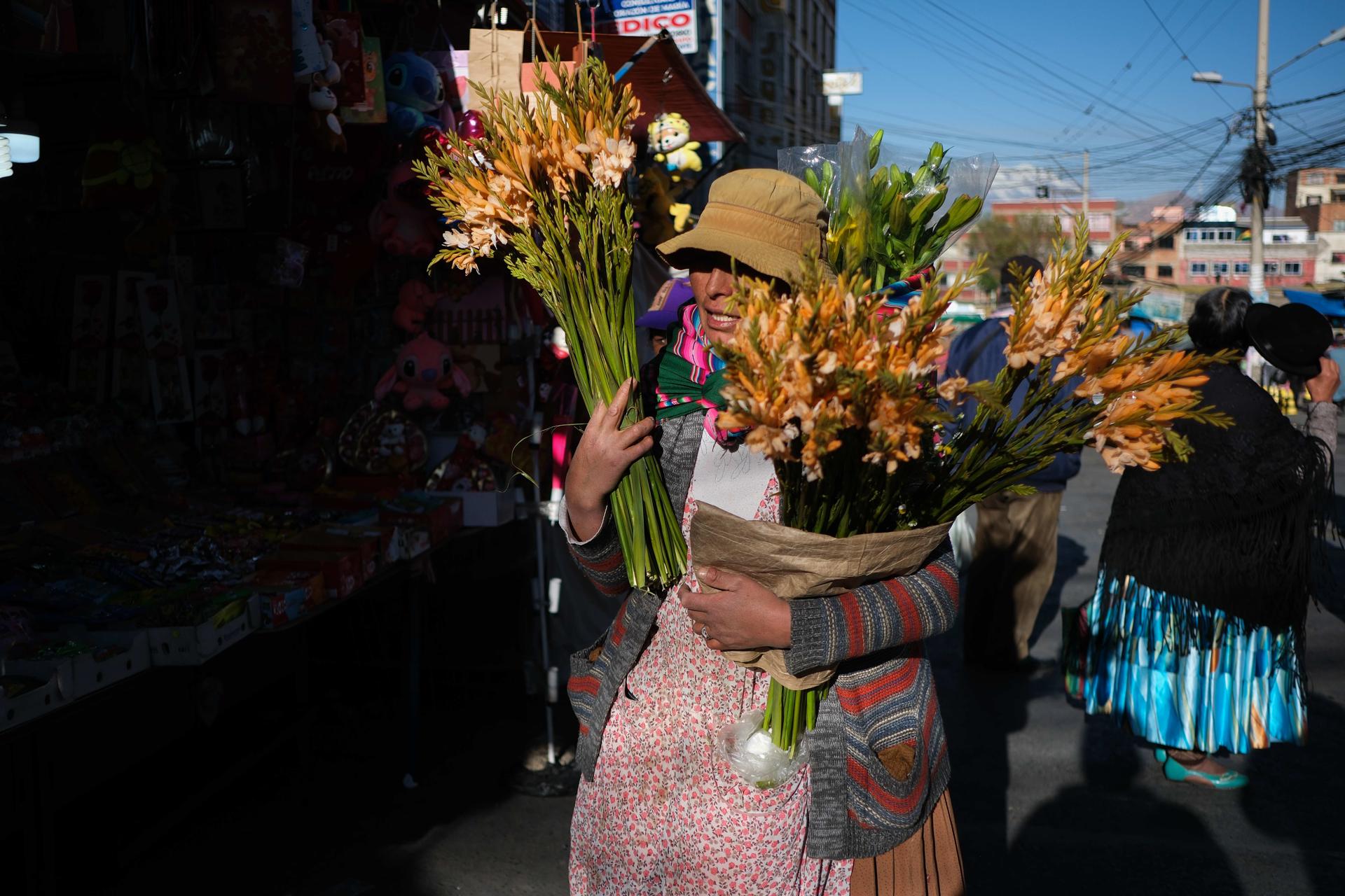 El Mercado de las Brujas recibe a miles de visitantes en el mes de la Pachamama en Bolivia