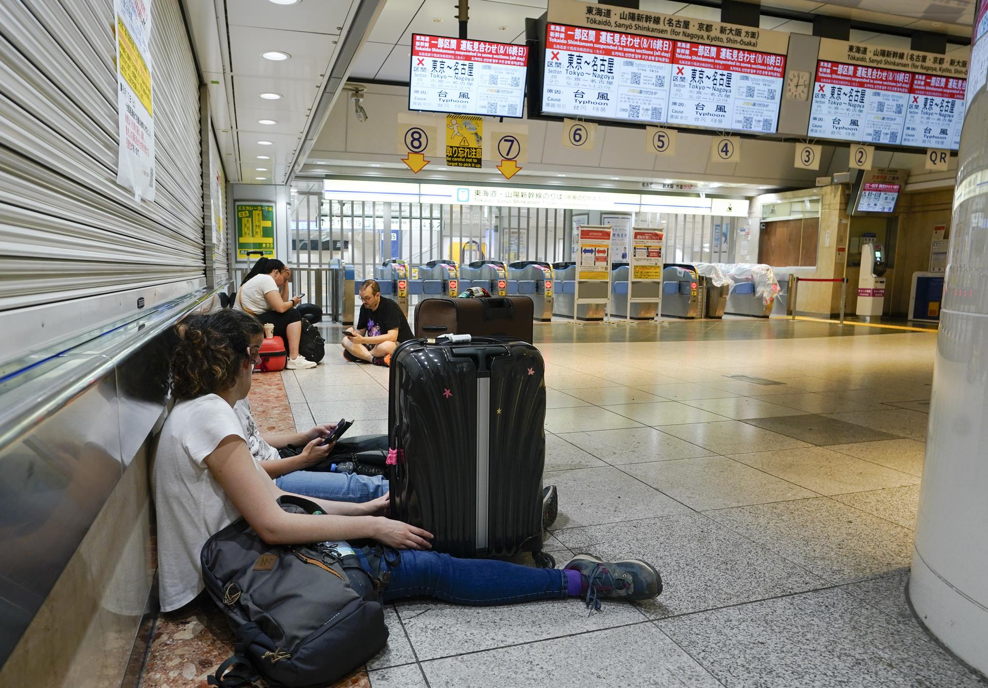 Japón, en alerta meteorológica y con vuelos y trenes cancelados por un poderoso tifón