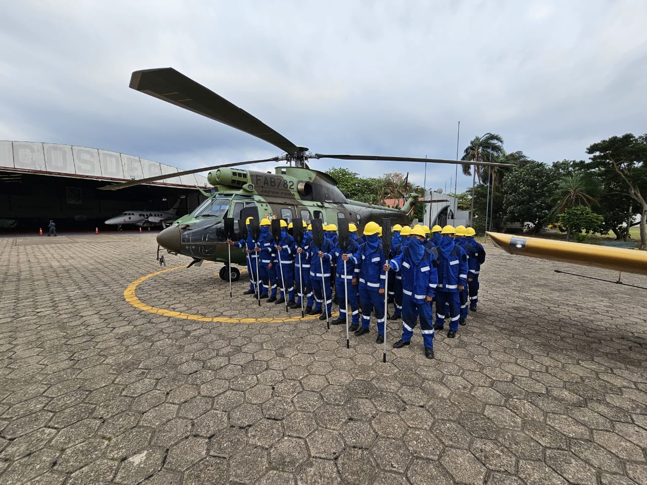 Refuerzan lucha contra incendios en Santa Cruz con helicóptero Súper Puma y avioneta Cessna