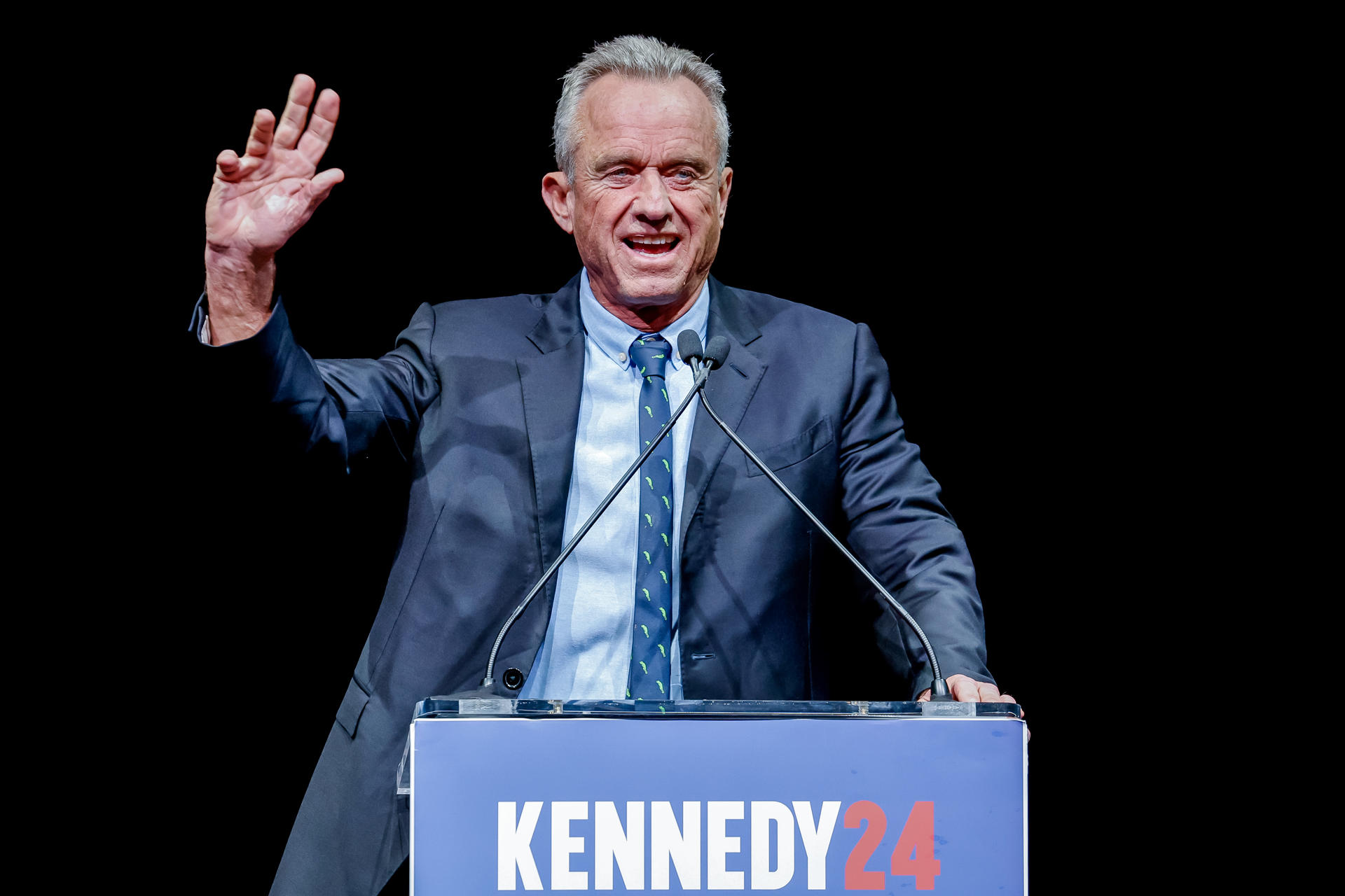 Robert F. Kennedy Jr suspende su campaña a la presidencia de EEUU y apoya a Donald Trump