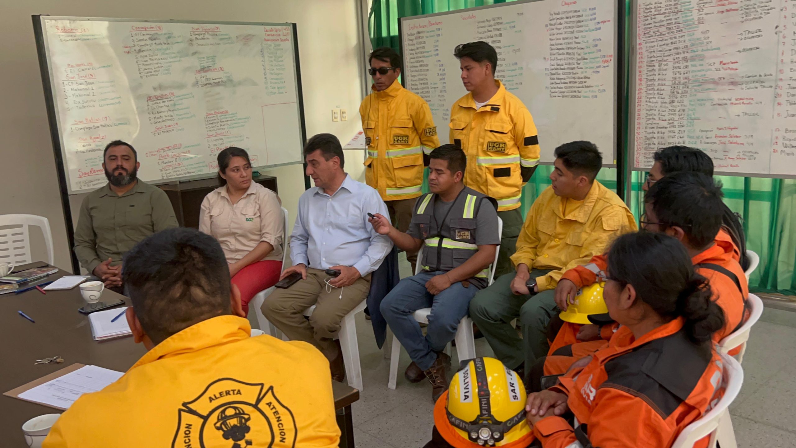 Bomberos, veterinarios y médicos de Tarija se suman en la lucha contra los incendios