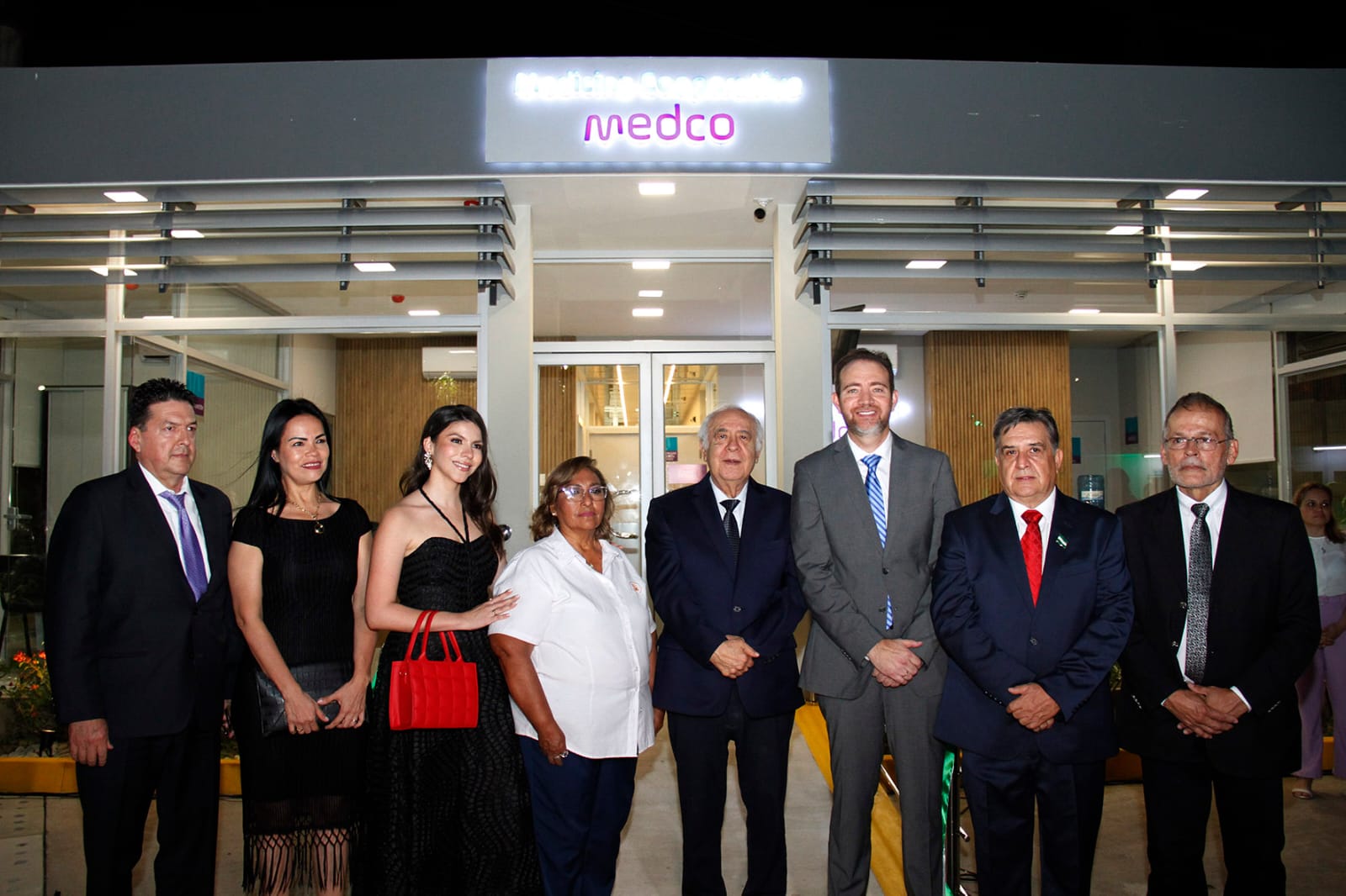 La Cooperativa Rural de Electrificación (CRE R.L.) inauguró un centro de imagenología en Santa Cruz, administrado por Medicina Cooperativa (MEDCO), ofreciendo servicios como tomografía, mamografía, ecografía, densitometría y rayos X. Este centro, ubicado en el 3º anillo interno, esquina Roca y Coronado, se abrió como un obsequio en el mes aniversario de Santa Cruz. Los asociados y sus familias tendrán acceso a estos servicios a precios solidarios, subsidiados por la Cooperativa. MEDCO, que opera desde 2022, ha atendido a más de 10.000 personas y ofrece consultas en 34 especialidades, además de laboratorio, enfermería y farmacia.