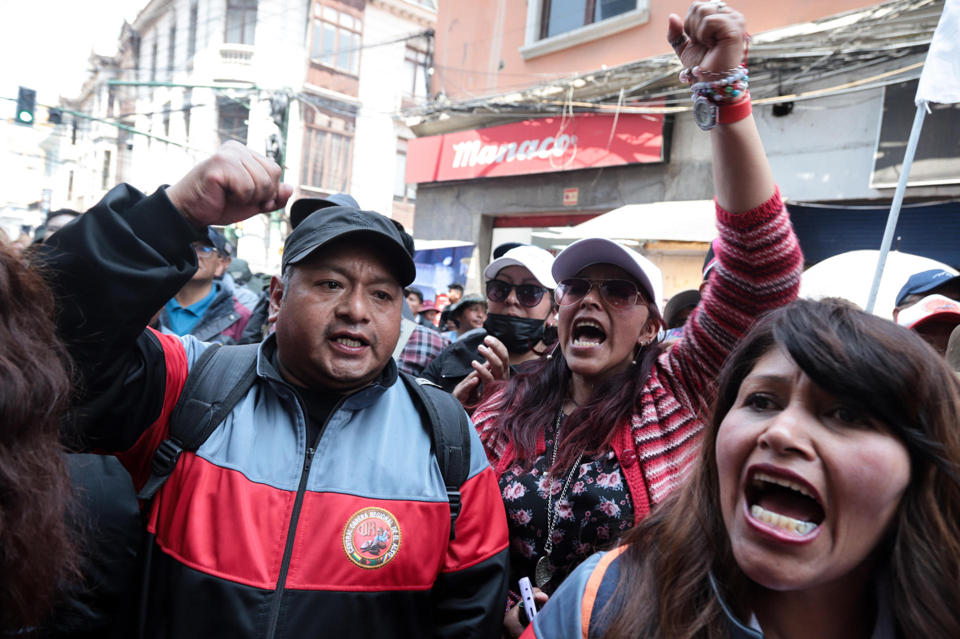 Miles de seguidores de Arce marchan para respaldar su gestión y en contra de Evo Morales