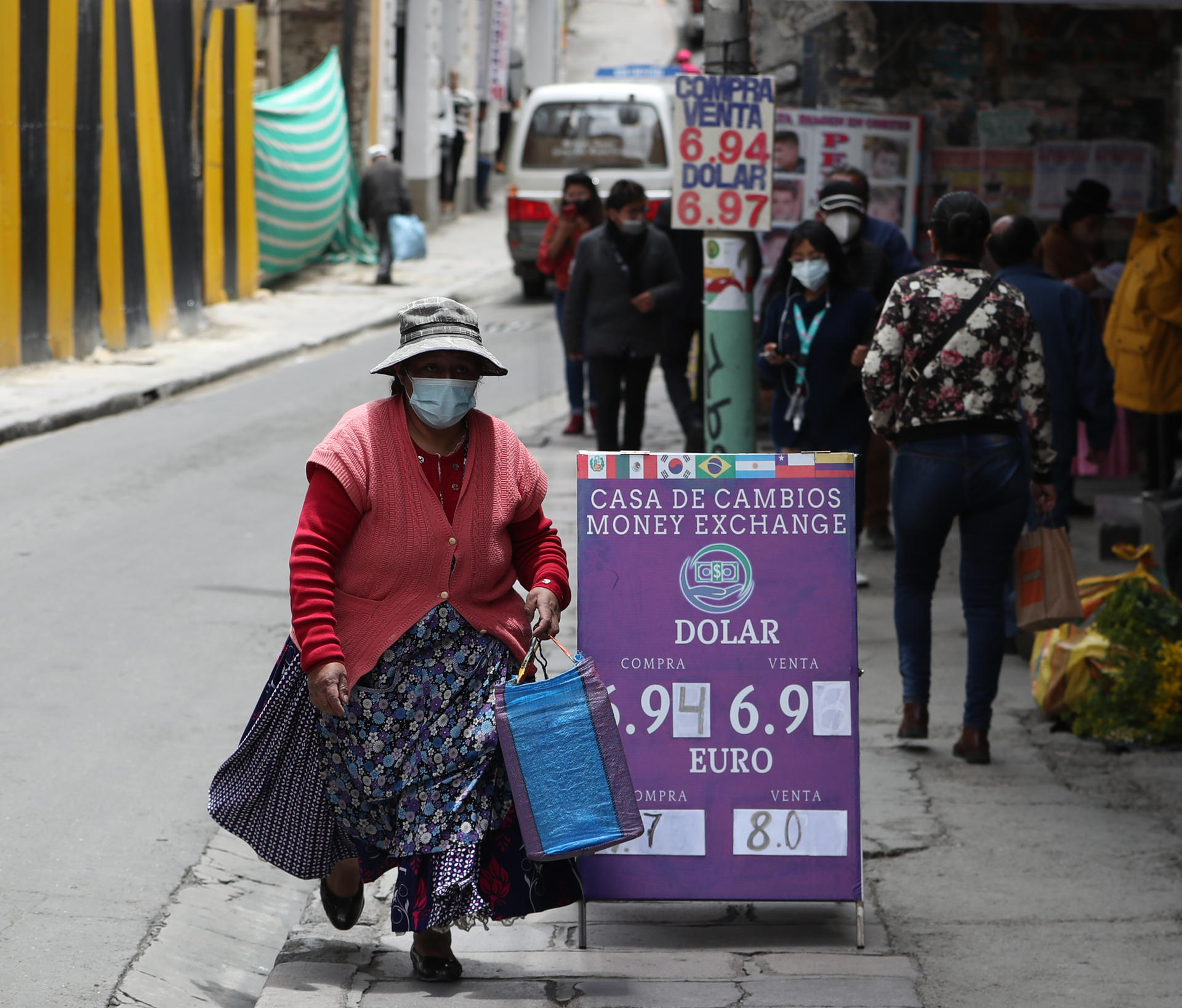 Unos 258.000 bolivianos recurren a las criptomonedas por la escasez de dólares