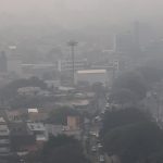 Fotografía que muestra una capa de humo sobre un sector de la ciudad por los incendios forestales, este miércoles, en Santa Cruz (Bolivia). EFE/ Juan Carlos Torrejon