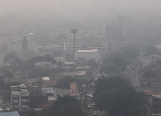 Fotografía que muestra una capa de humo sobre un sector de la ciudad por los incendios forestales, este miércoles, en Santa Cruz (Bolivia). EFE/ Juan Carlos Torrejon