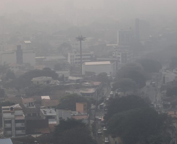 Fotografía que muestra una capa de humo sobre un sector de la ciudad por los incendios forestales, este miércoles, en Santa Cruz (Bolivia). EFE/ Juan Carlos Torrejon