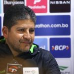 El seleccionador de Bolivia Óscar Villegas llamó este miércoles a 28 futbolistas, de los que ocho son jugadores que militan en equipos del exterior, con la mira en "romper esquemas" en los partidos ante Colombia y Argentina por las jornadas 9 y 10 de las eliminatorias suramericanas para el Mundial 2026. La Verde será local el próximo 10 de octubre ante los colombianos en los más de 4.000 metros sobre el nivel mar del Estadio Municipal de El Alto, ciudad vecina de La Paz, y cinco días después visitará a Argentina en Buenos Aires. Villegas, en un contacto con los medios, dijo que en estas dos fechas todo dependerá de la propuesta que Bolivia puesto que la intención de la Verde es continuar en una "línea de ascenso" después de lo que mostró en los dos anteriores partidos. Bolivia llega de vencer 4-0 a Venezuela y de derrotar por 1-2 a Chile a domicilio, con lo que las esperanzas para conseguir un cupo o jugar la repesca están intactas. "Creo que estamos para romper algunos esquemas como ya lo hemos hecho anteriormente", mencionó el estratega de 54 años. Villegas tomó como base a ocho 'extranjeros' como el defensa Luis Haquín, el lateral Roberto Carlos Fernández, los mediocampistas Adalid Terrazas, Miguel Terceros y Gabriel Villamil, además de los delanteros Enzo Monteiro, Lucas Chávez y Carmelo Algarañaz. El seleccionador también tomó como base de su lista a varios futbolistas de la liga boliviana que juegan en la altitud como el Bolívar (6), Always Ready (6) y The Strongest (4). La Federación Bolivia de Fútbol (FBF) indicó que el promedio de edad en este llamado para encarar los partidos ante Colombia y Argentina es de 23,8 años además que 13 jugadores tienen 23 años o menos. Al respecto, Villegas mencionó que los jóvenes fueron llamados porque "están aptos para jugar en la selección" y que "pueden rendir" adecuadamente cuando les toque ingresar en el campo de juego. "Lo que quiero es que mis jugadores disfruten de estar en la selección, como lo han hecho, que no sientan presión", recalcó. La mira de Bolivia está en "hacer un gran partido" y conseguir una victoria ante Colombia, un rival al que respetan por sus "pergaminos" al ser finalista de la última Copa América y que recientemente venció a Argentina. En esta lista, Villegas no llamó al portero Carlos Lampe, quien sufrió la rotura del tendón de Aquiles, ni al mediocampista Henry Vaca, también lesionado, ya que ambos realizan una recuperación que demorará varios meses. Los 28 convocados son los siguientes: Arqueros: Guillermo Viscarra (The Strongest), Bruno Poveda (Wilstermann) y Alejandro Torres (Oriente Petrolero). Defensas: Luis Haquín (Ponte Preta-BRA), Pablo Vaca (Always Ready), Sebastián Álvarez (Oriente Petrolero), Marcelo Suárez (Always Ready), José Sagredo (Bolívar), Diego Medina (Always Ready), Yomar Rocha (Bolívar), Roberto Carlos Fernández (Akron Tolyatti-RUS) y Luis Paz (Bolívar). Mediocampistas: Daniel Camacho (Universitario de Vinto), Víctor Cuéllar (The Strongest), Héctor Cuéllar (Always Ready), Ervin Vaca (Bolívar), Jeyson Chura (The Strongest), Robson Matheus (Always Ready), Adalid Terrazas (USM Alger- ARG), Ramiro Vaca (Bolívar), Miguel Terceros (Santos-BRA) y Gabriel Villamil (Liga de Quito-ECU). Delanteros: Enzo Monteiro (Santos-BRA), Lucas Chávez (Al Taawoun-ARA), José Martinez (Always Ready), Jhon Velásquez (Bolívar), Bruno Miranda (The Strongest) y Carmelo Algarañaz (Kalamata-GRE).