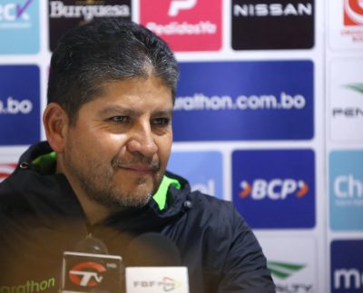 El seleccionador de Bolivia Óscar Villegas llamó este miércoles a 28 futbolistas, de los que ocho son jugadores que militan en equipos del exterior, con la mira en "romper esquemas" en los partidos ante Colombia y Argentina por las jornadas 9 y 10 de las eliminatorias suramericanas para el Mundial 2026. La Verde será local el próximo 10 de octubre ante los colombianos en los más de 4.000 metros sobre el nivel mar del Estadio Municipal de El Alto, ciudad vecina de La Paz, y cinco días después visitará a Argentina en Buenos Aires. Villegas, en un contacto con los medios, dijo que en estas dos fechas todo dependerá de la propuesta que Bolivia puesto que la intención de la Verde es continuar en una "línea de ascenso" después de lo que mostró en los dos anteriores partidos. Bolivia llega de vencer 4-0 a Venezuela y de derrotar por 1-2 a Chile a domicilio, con lo que las esperanzas para conseguir un cupo o jugar la repesca están intactas. "Creo que estamos para romper algunos esquemas como ya lo hemos hecho anteriormente", mencionó el estratega de 54 años. Villegas tomó como base a ocho 'extranjeros' como el defensa Luis Haquín, el lateral Roberto Carlos Fernández, los mediocampistas Adalid Terrazas, Miguel Terceros y Gabriel Villamil, además de los delanteros Enzo Monteiro, Lucas Chávez y Carmelo Algarañaz. El seleccionador también tomó como base de su lista a varios futbolistas de la liga boliviana que juegan en la altitud como el Bolívar (6), Always Ready (6) y The Strongest (4). La Federación Bolivia de Fútbol (FBF) indicó que el promedio de edad en este llamado para encarar los partidos ante Colombia y Argentina es de 23,8 años además que 13 jugadores tienen 23 años o menos. Al respecto, Villegas mencionó que los jóvenes fueron llamados porque "están aptos para jugar en la selección" y que "pueden rendir" adecuadamente cuando les toque ingresar en el campo de juego. "Lo que quiero es que mis jugadores disfruten de estar en la selección, como lo han hecho, que no sientan presión", recalcó. La mira de Bolivia está en "hacer un gran partido" y conseguir una victoria ante Colombia, un rival al que respetan por sus "pergaminos" al ser finalista de la última Copa América y que recientemente venció a Argentina. En esta lista, Villegas no llamó al portero Carlos Lampe, quien sufrió la rotura del tendón de Aquiles, ni al mediocampista Henry Vaca, también lesionado, ya que ambos realizan una recuperación que demorará varios meses. Los 28 convocados son los siguientes: Arqueros: Guillermo Viscarra (The Strongest), Bruno Poveda (Wilstermann) y Alejandro Torres (Oriente Petrolero). Defensas: Luis Haquín (Ponte Preta-BRA), Pablo Vaca (Always Ready), Sebastián Álvarez (Oriente Petrolero), Marcelo Suárez (Always Ready), José Sagredo (Bolívar), Diego Medina (Always Ready), Yomar Rocha (Bolívar), Roberto Carlos Fernández (Akron Tolyatti-RUS) y Luis Paz (Bolívar). Mediocampistas: Daniel Camacho (Universitario de Vinto), Víctor Cuéllar (The Strongest), Héctor Cuéllar (Always Ready), Ervin Vaca (Bolívar), Jeyson Chura (The Strongest), Robson Matheus (Always Ready), Adalid Terrazas (USM Alger- ARG), Ramiro Vaca (Bolívar), Miguel Terceros (Santos-BRA) y Gabriel Villamil (Liga de Quito-ECU). Delanteros: Enzo Monteiro (Santos-BRA), Lucas Chávez (Al Taawoun-ARA), José Martinez (Always Ready), Jhon Velásquez (Bolívar), Bruno Miranda (The Strongest) y Carmelo Algarañaz (Kalamata-GRE).