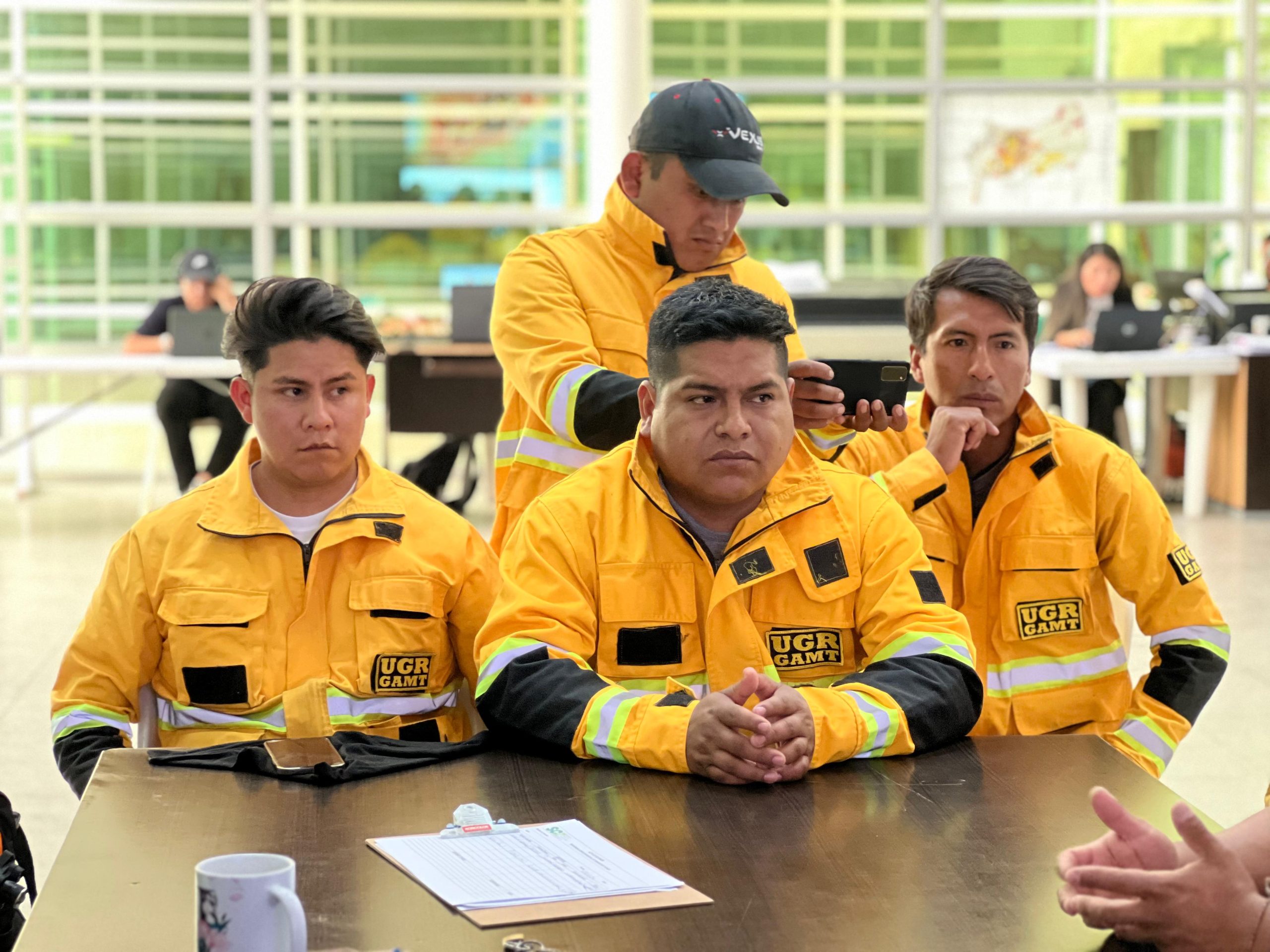 Llegan 80 bomberos del interior del país para reforzar tareas de sofocación de incendios en Santa Cruz