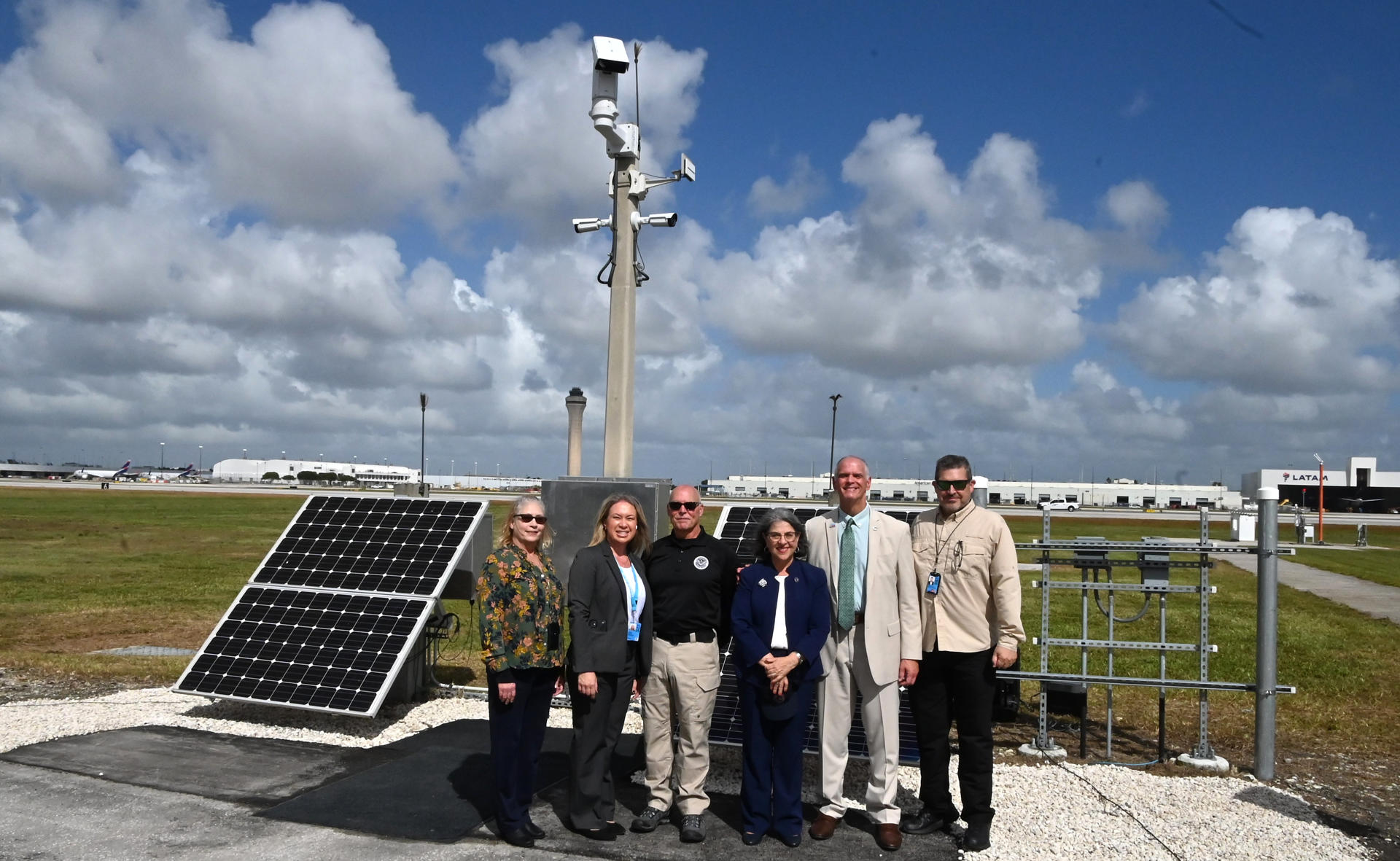 El aeropuerto de Miami, primero en EE.UU. con un sistema láser para vigilar su perímetro