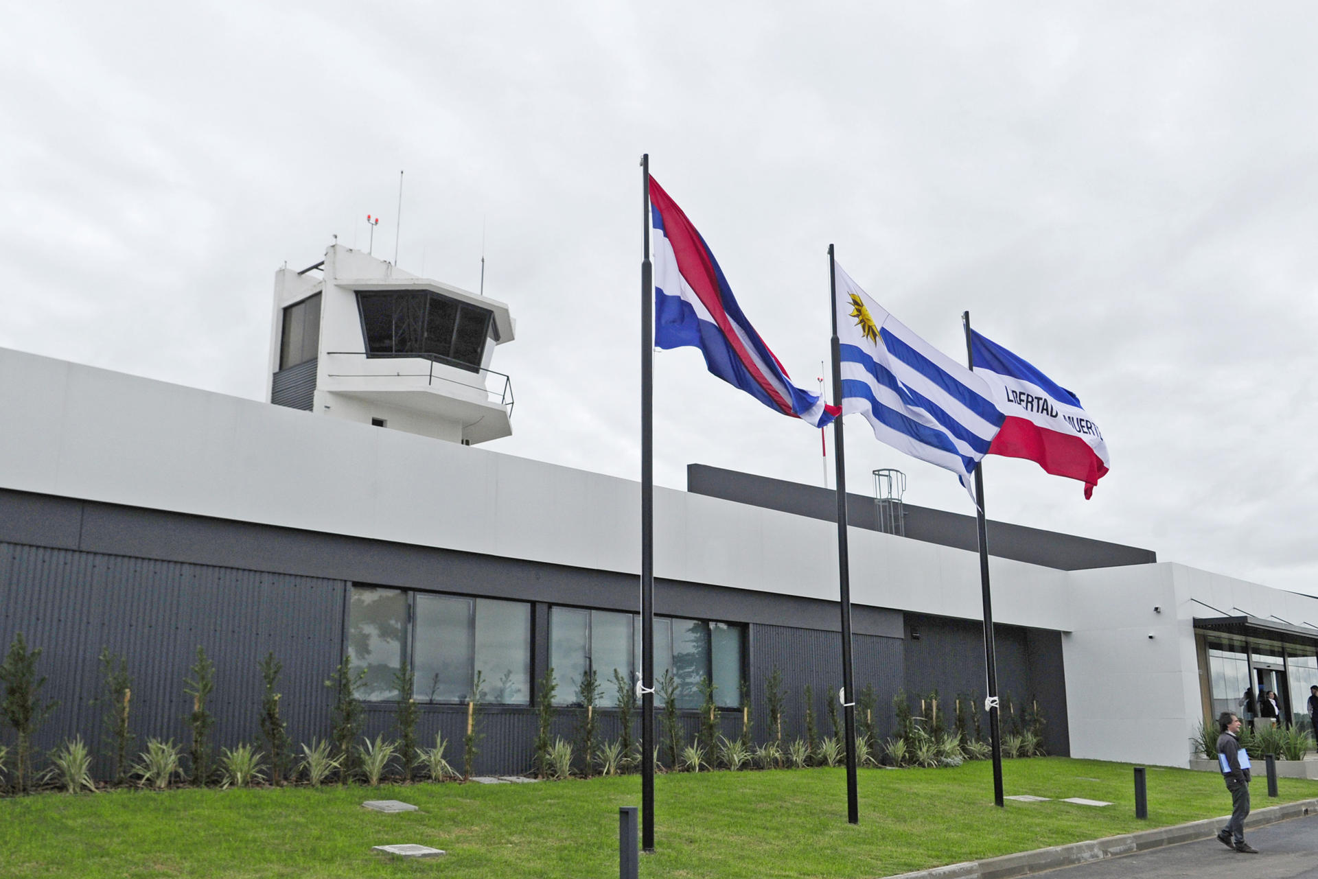 Uruguay inaugura un nuevo aeropuerto internacional en una zona fronteriza con Brasil