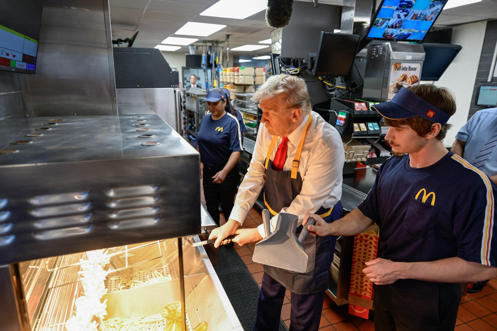 Trump cocina papas fritas en un McDonald’s y afirma que Harris nunca trabajó en uno