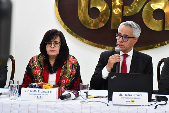 Ivette Espinoza, directora ASFI en conferencia de prensa con Franco Urquidi, ejecutivo del Banco BISA