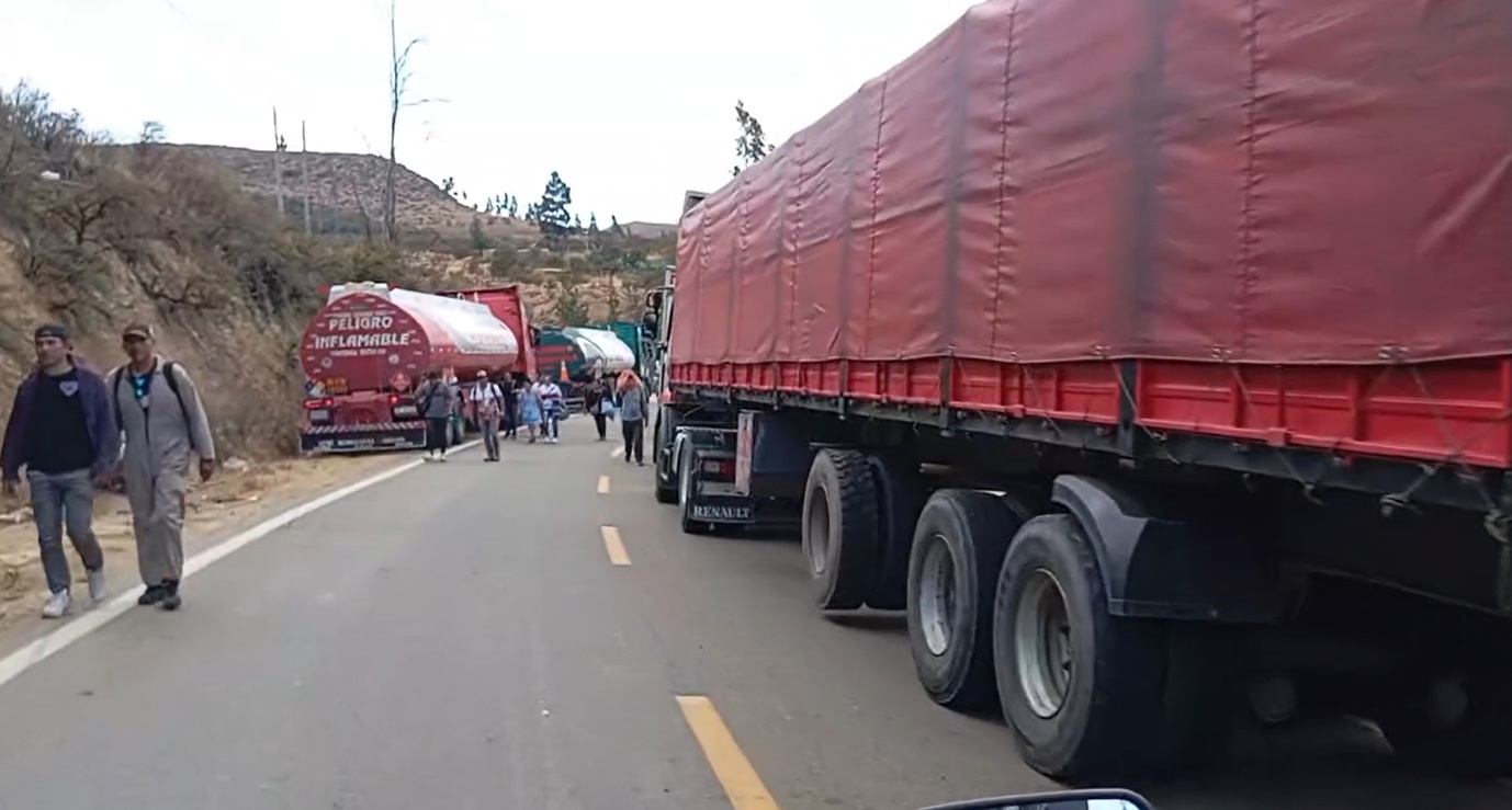 YPFB advierte riesgos por bloqueo de 300 cisternas en Cochabamba y pide paso urgente para evitar desabastecimiento