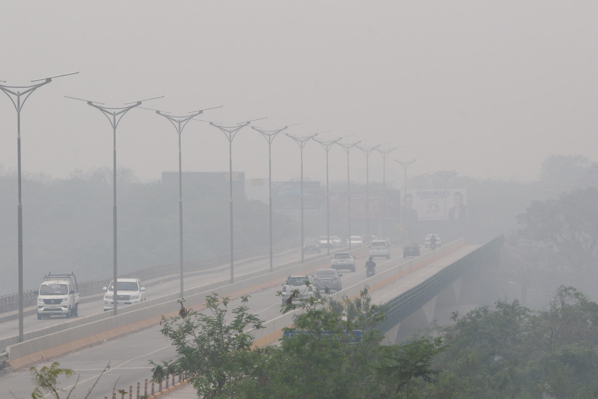 Suspenden los despegues en el mayor aeropuerto de Bolivia por el humo de los incendios