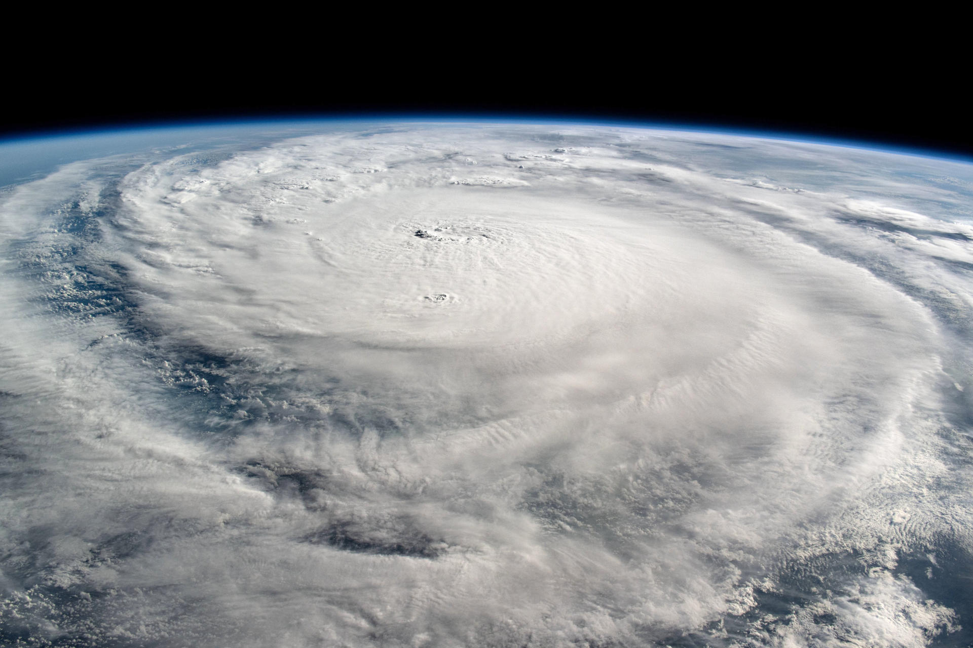 Huracán Milton baja a categoría 2 tras llegar a Florida y causa inundaciones repentinas en Tampa