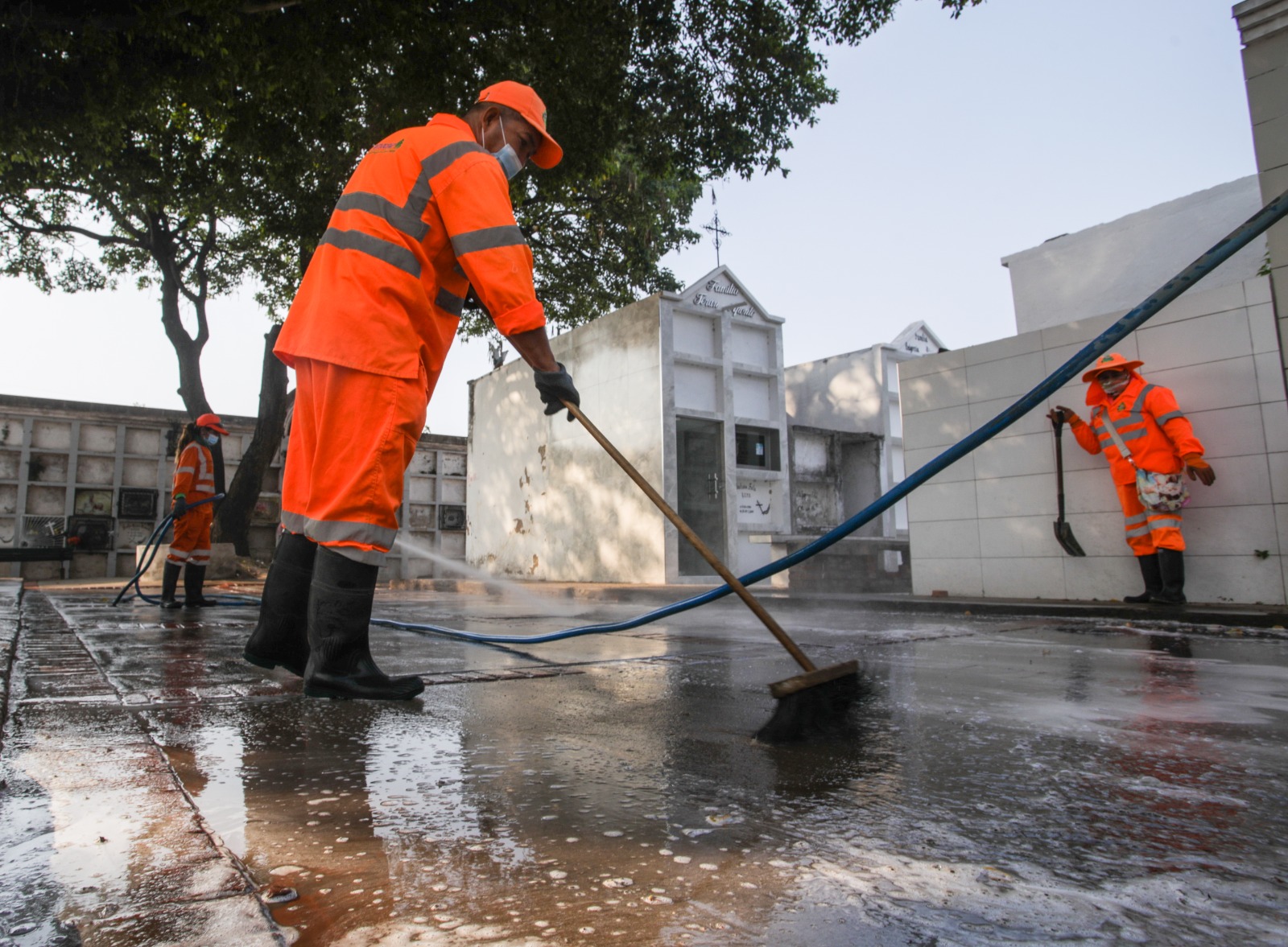 Alcaldía cruceña implementa plan ‘Todos Santos’ con limpieza y fumigación en cementerios municipales