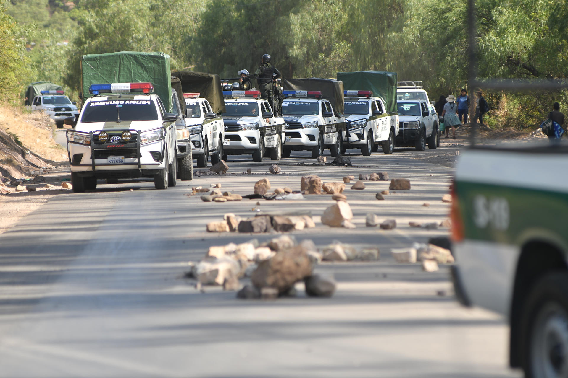 Enfrentamientos entre Policía y seguidores de Evo Morales en operativo de desbloqueo intensifican la tensión en Cochabamba