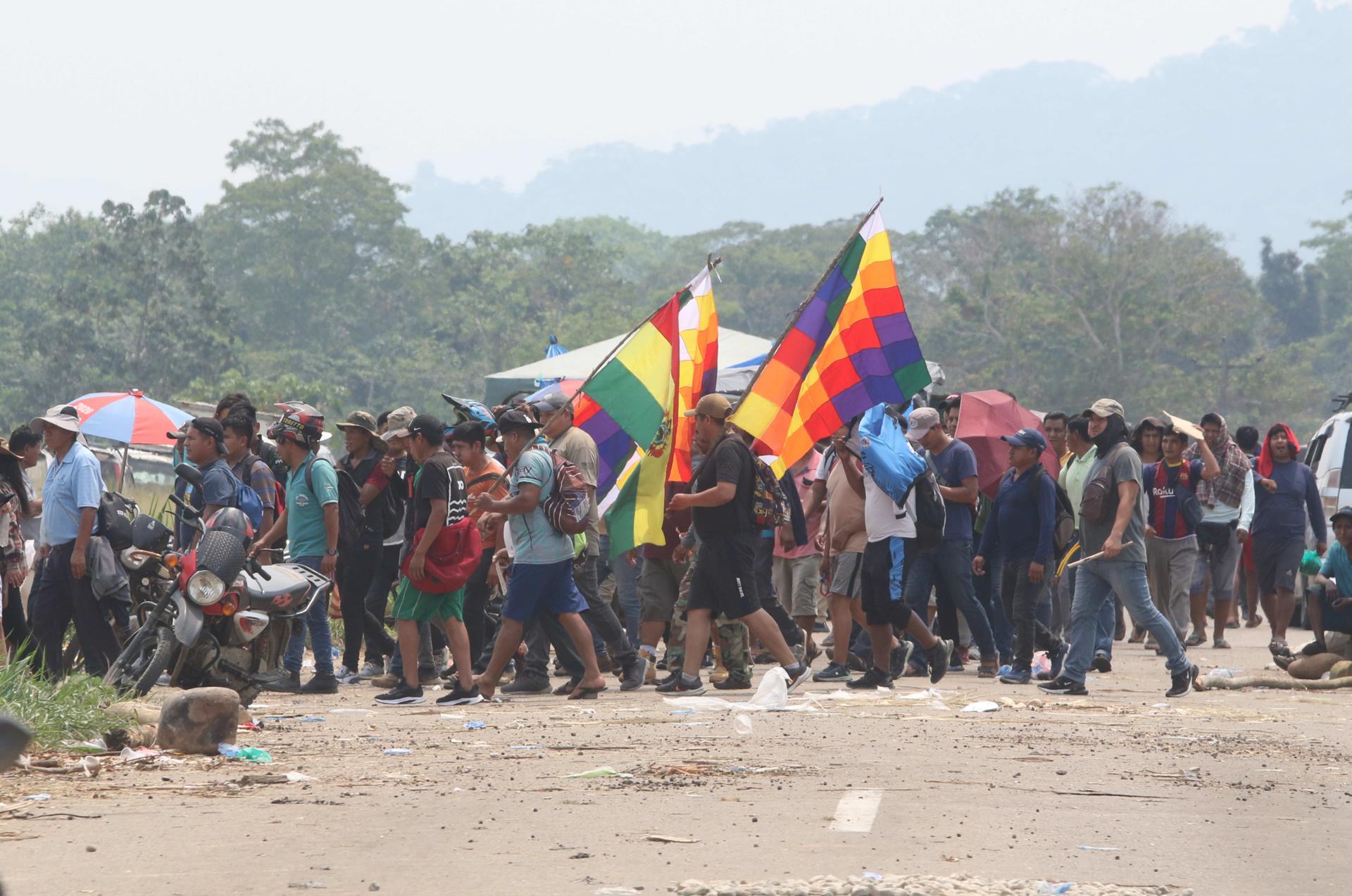 Gobierno y empresarios denuncian pérdidas millonarias por los bloqueos de vías en Bolivia