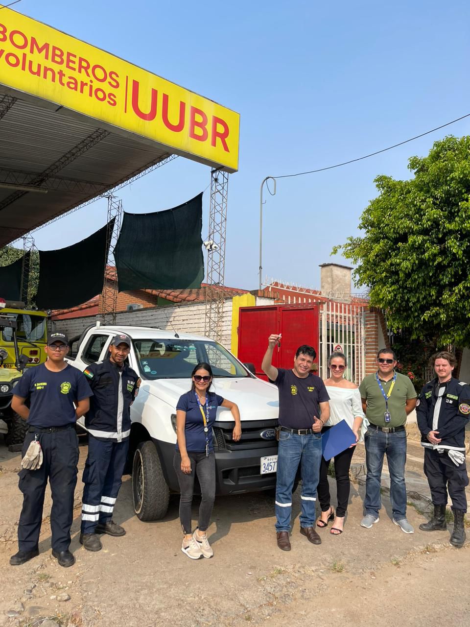 Tigo apoya a bomberos voluntarios con la donación de una camioneta