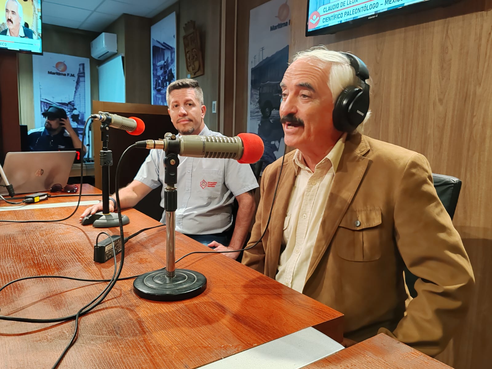 La UEB recibe a reconocido paleontólogo Claudio de León en conferencia para jóvenes sobre ciencia y fe