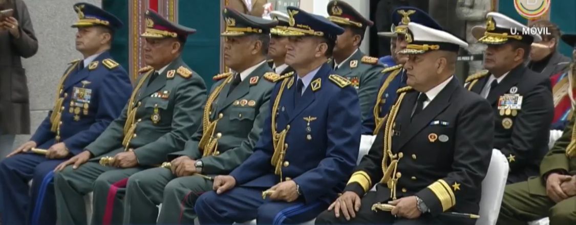 Arce nombra nuevo Alto Mando Militar en medio de bloqueos