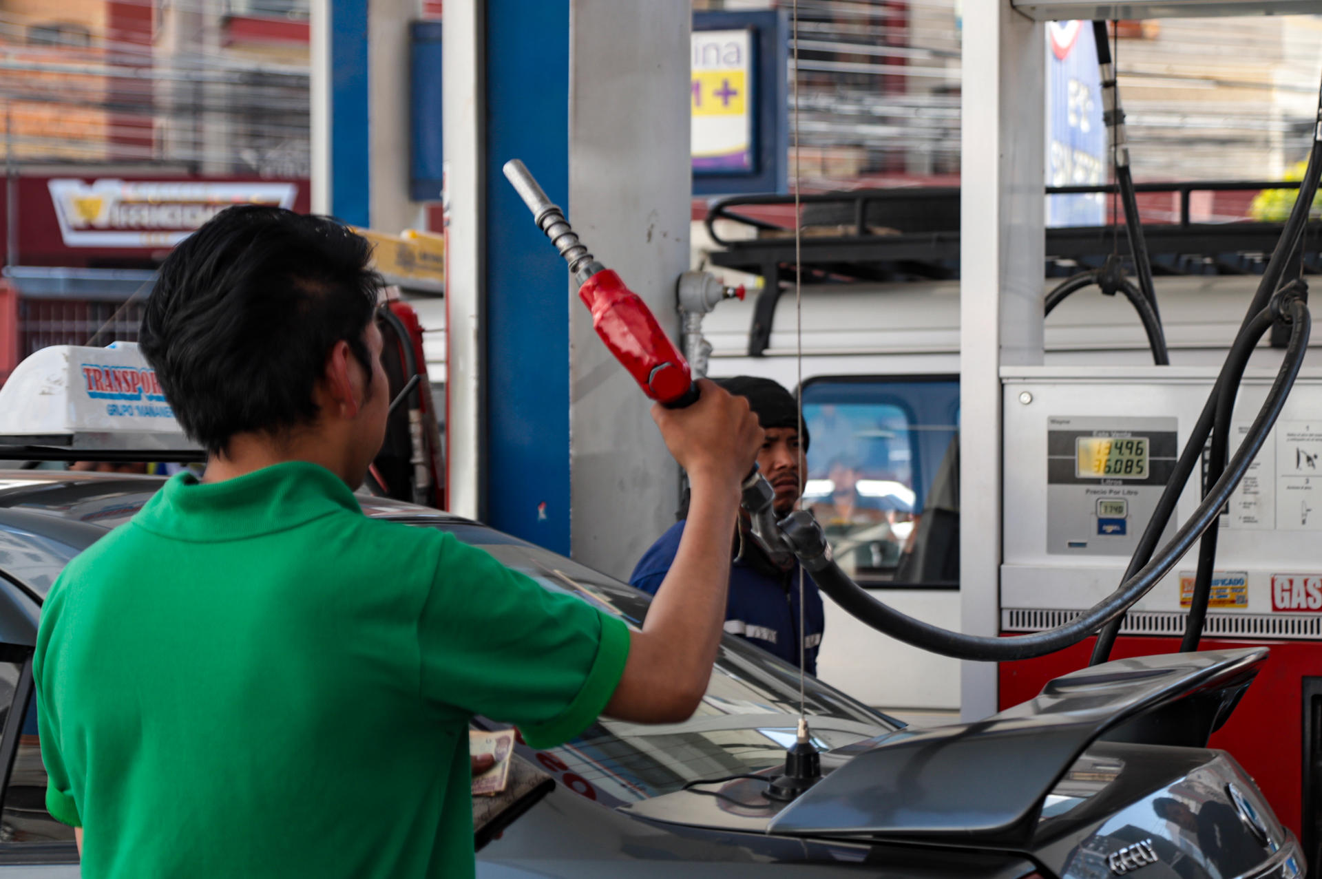 Los bloqueos de carreteras agudizan el desabastecimiento de combustibles en Bolivia