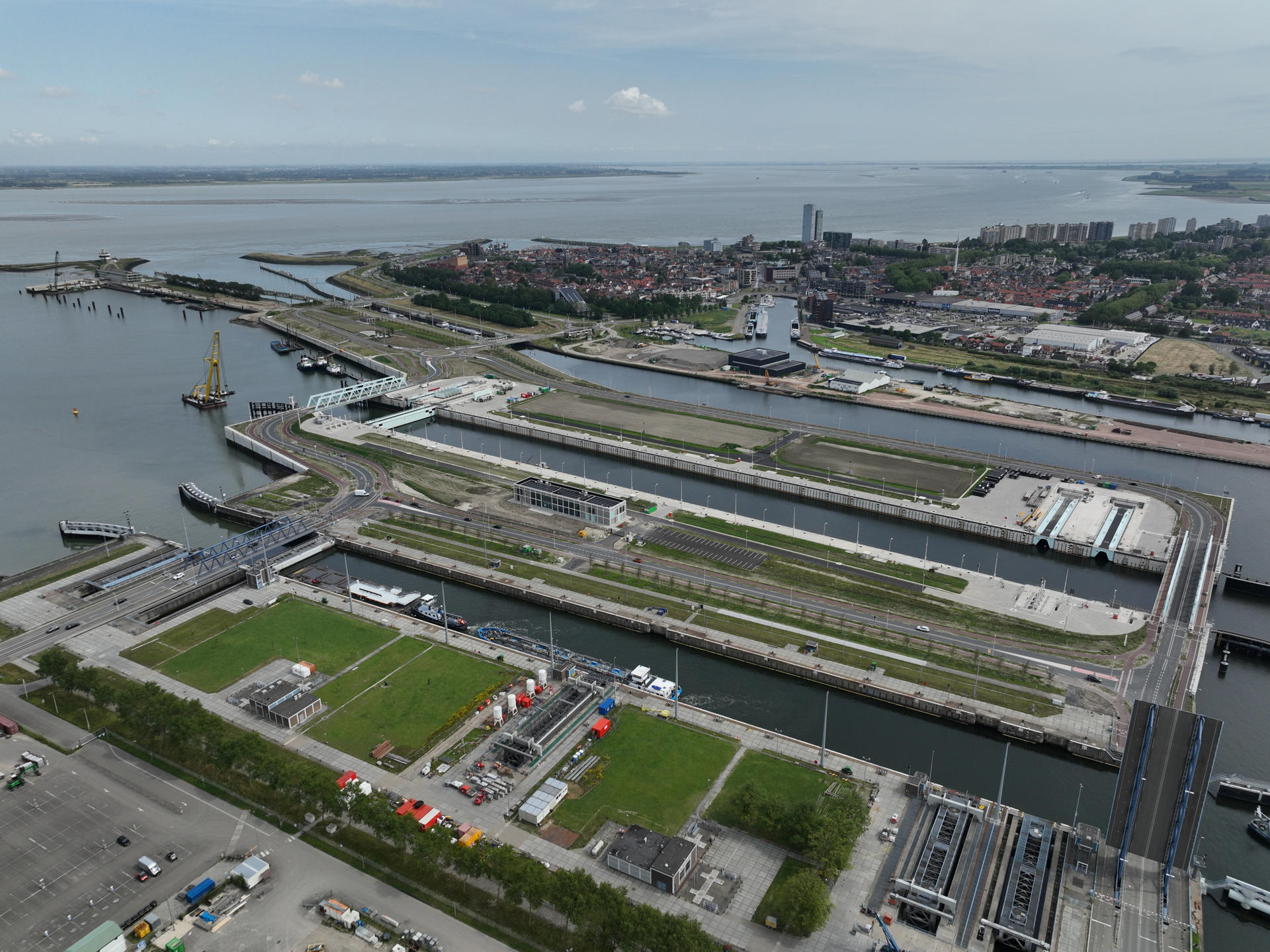 Países Bajos y Bélgica inauguran la megaesclusa de Terneuzen, comparable a las del canal de Panamá