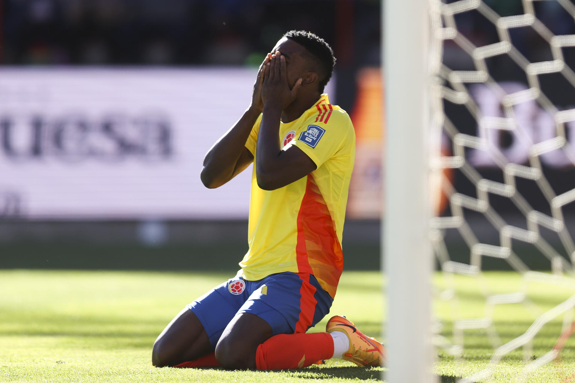 El colombiano Jhon Córdoba se lamenta del juego ante Bolivia y cree que es “para olvidar”