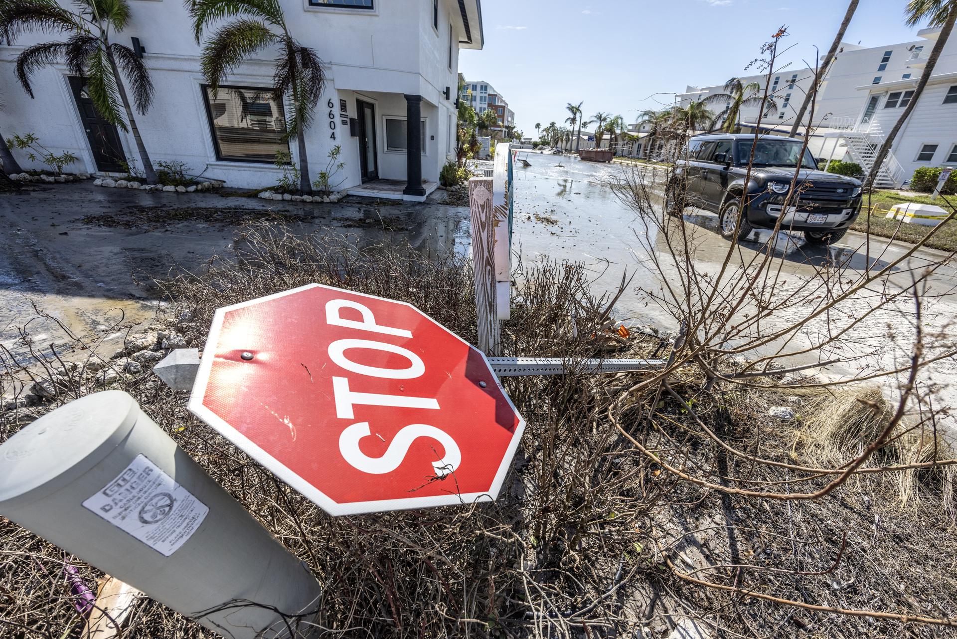 Suben a 16 los muertos por los tornados y el huracán Milton en Florida