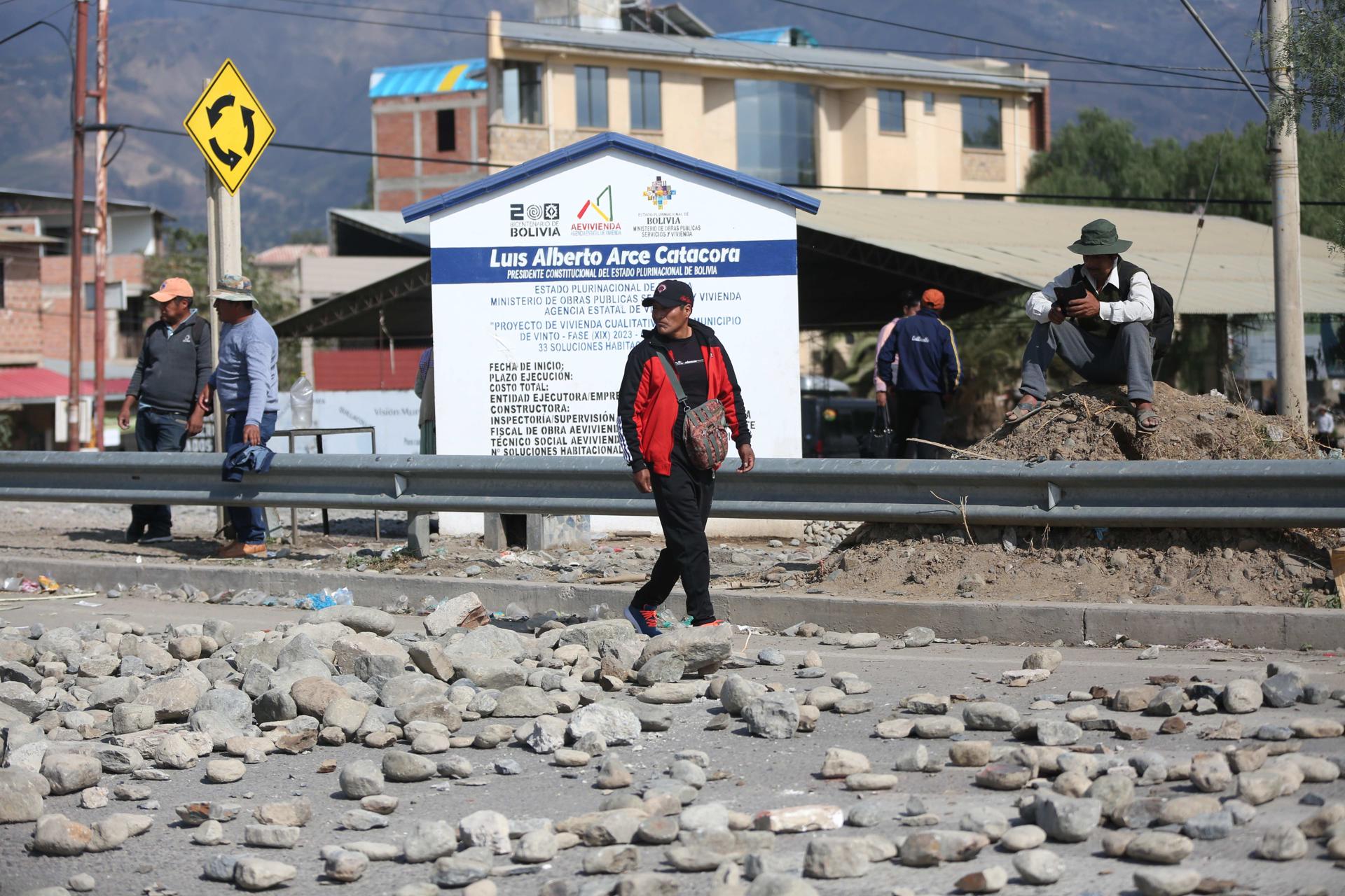 Subidos en cerros, con piedras y dinamita los seguidores de Morales intensifican bloqueos