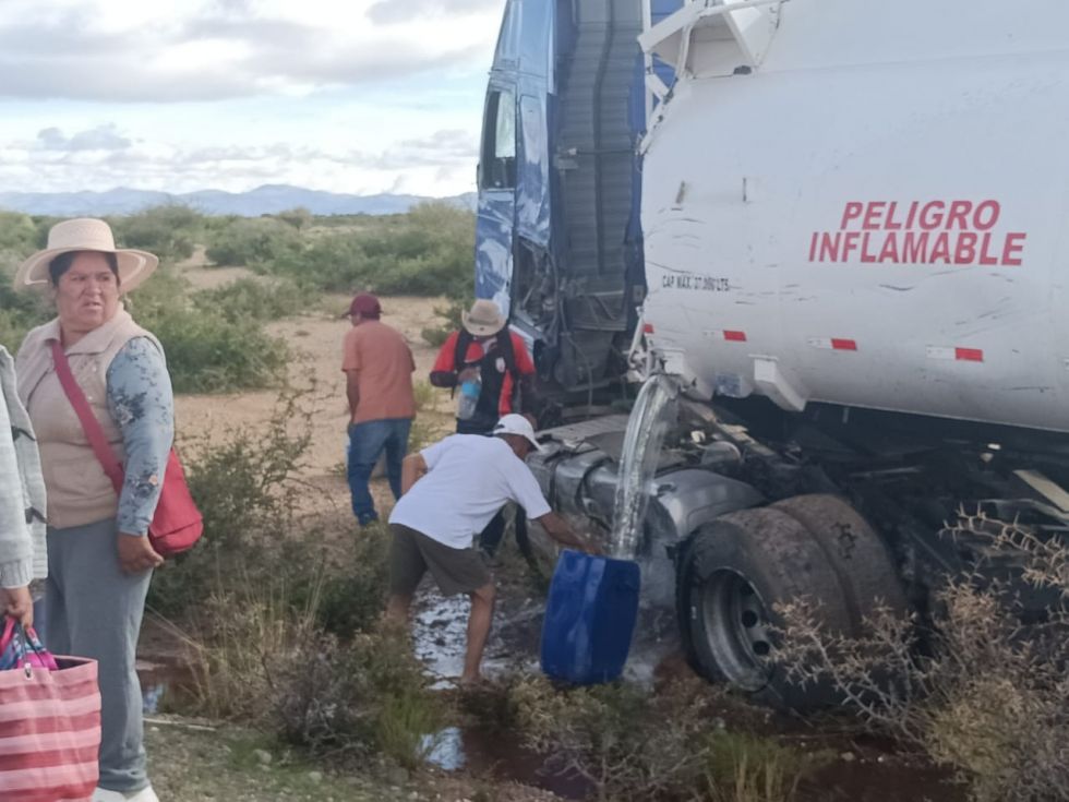 Accidente de camión cisterna en Villazón provoca derrame de diésel que es aprovechado por vecinos y conductores