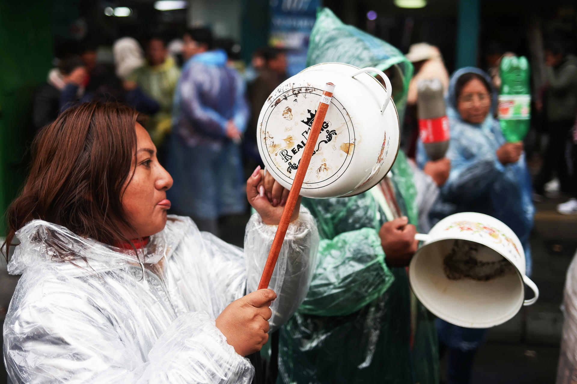 Ciudadanos y comerciantes protestan contra el encarecimiento de los alimentos en Bolivia