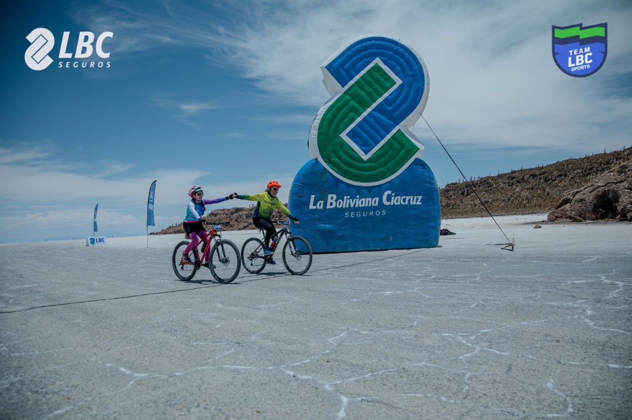 La aventura en el Salar de Uyuni: El desafío ciclista impulsado por LBC Seguros