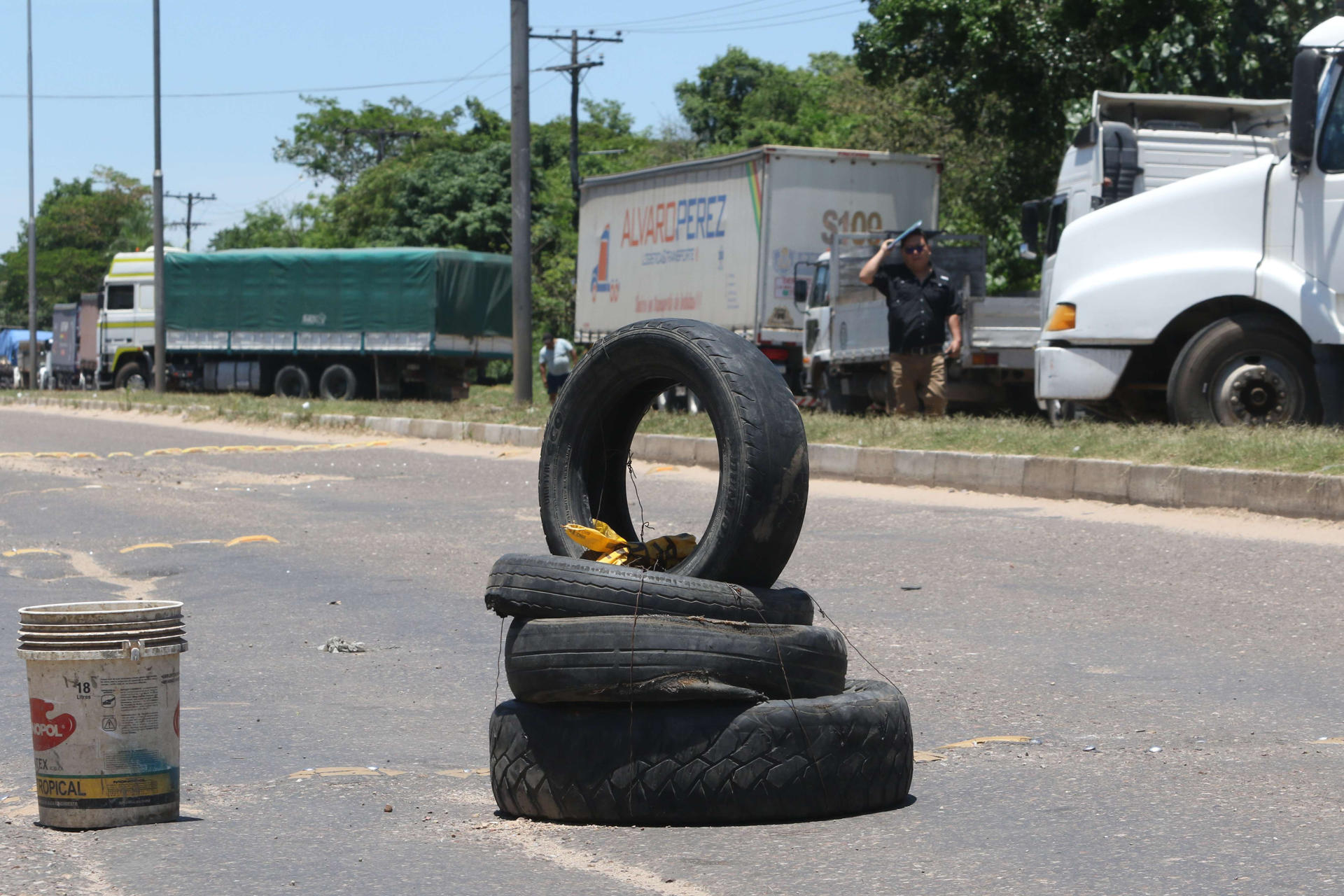 Transportistas bloquean carreteras en Bolivia en protesta por la falta de combustible