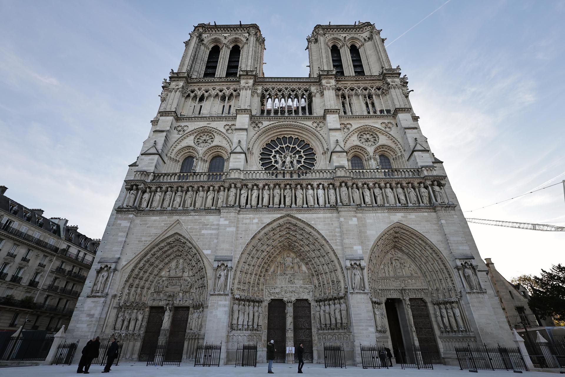 El primer vistazo a la Notre Dame restaurada desvela una catedral diáfana de muros blancos