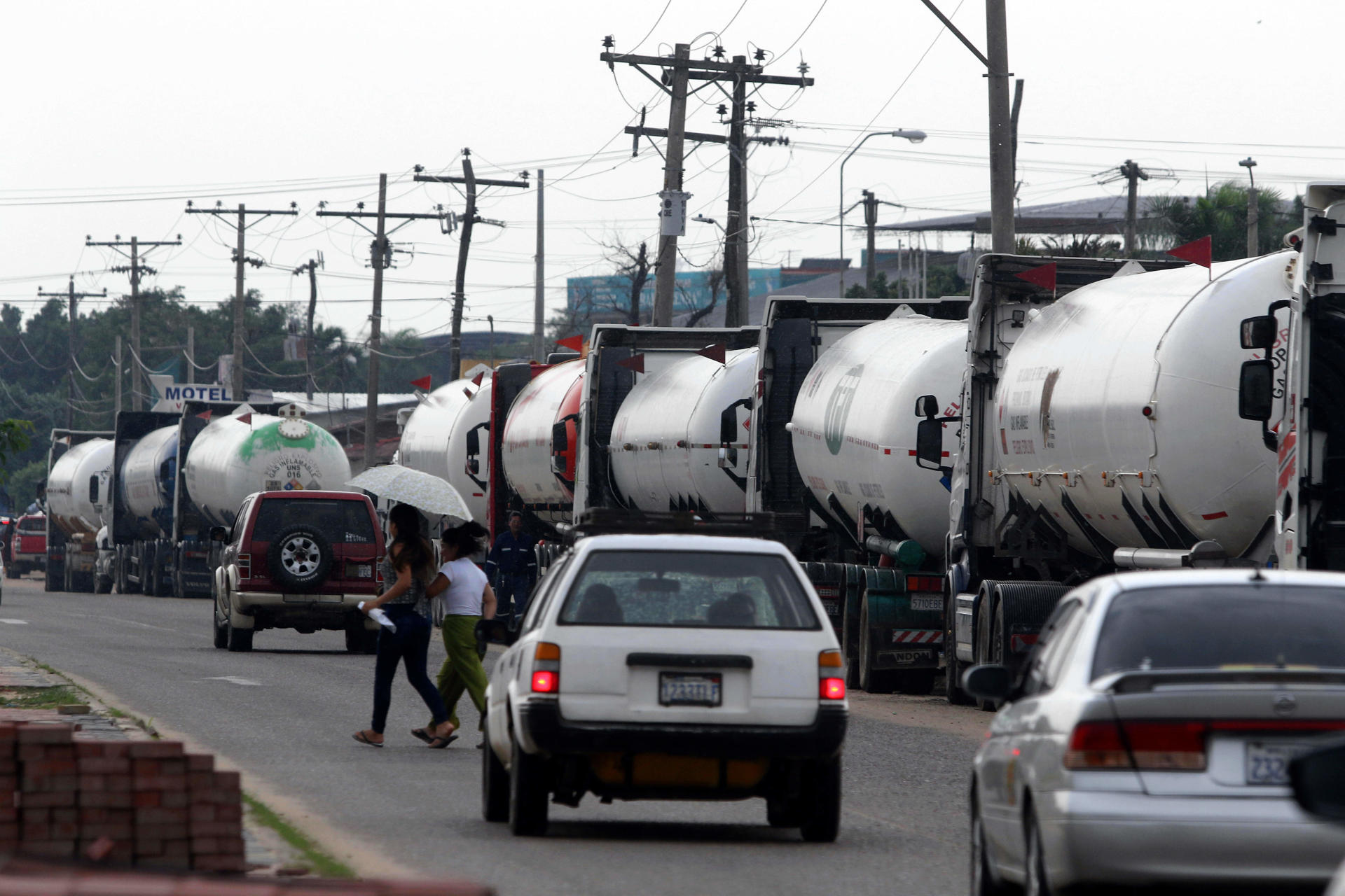 Estaciones de servicio se declaran en emergencia ante la falta de combustible en Bolivia