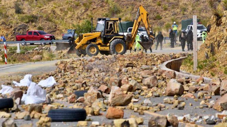 Bloqueos generan daños en las vías y provocan pérdidas económicas insostenibles para choferes y productores en Bolivia