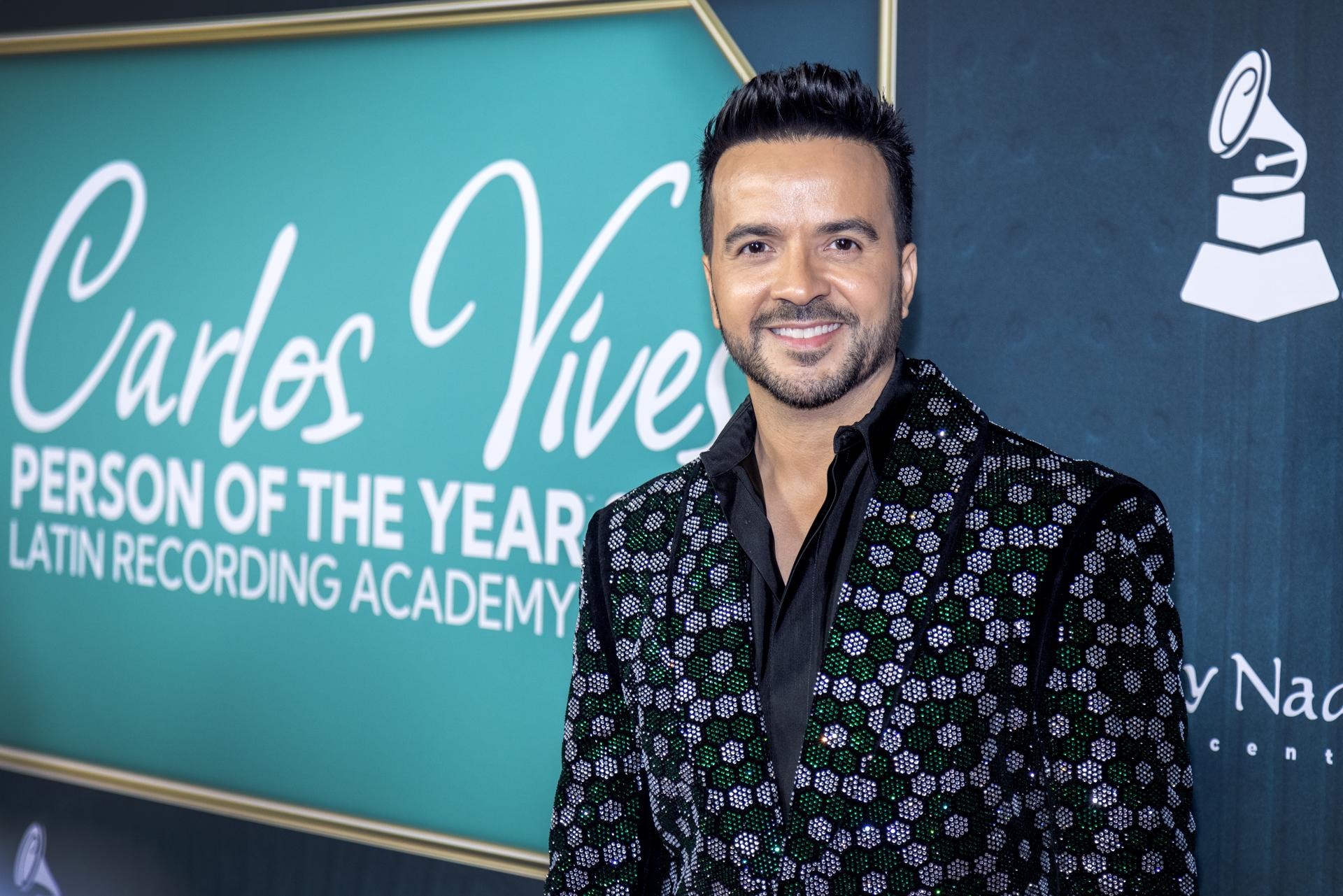 Luis Fonsi recuerda que su carrera comenzó sin presupuesto “y tocando puertas”